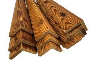 Hörnlister och lister i bränt trä för fasaden.